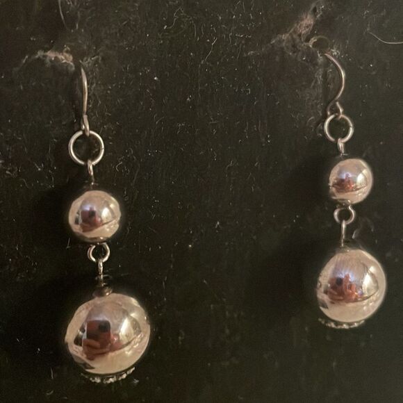 Retro-1990s-2” silver tone double gun metal gray simulated pearl dangle earrings - Picture 5 of 9